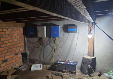  4kW sistema di pompa solare ibrido 2kVA solare off-grid sistema di alimentazione in Cambogia